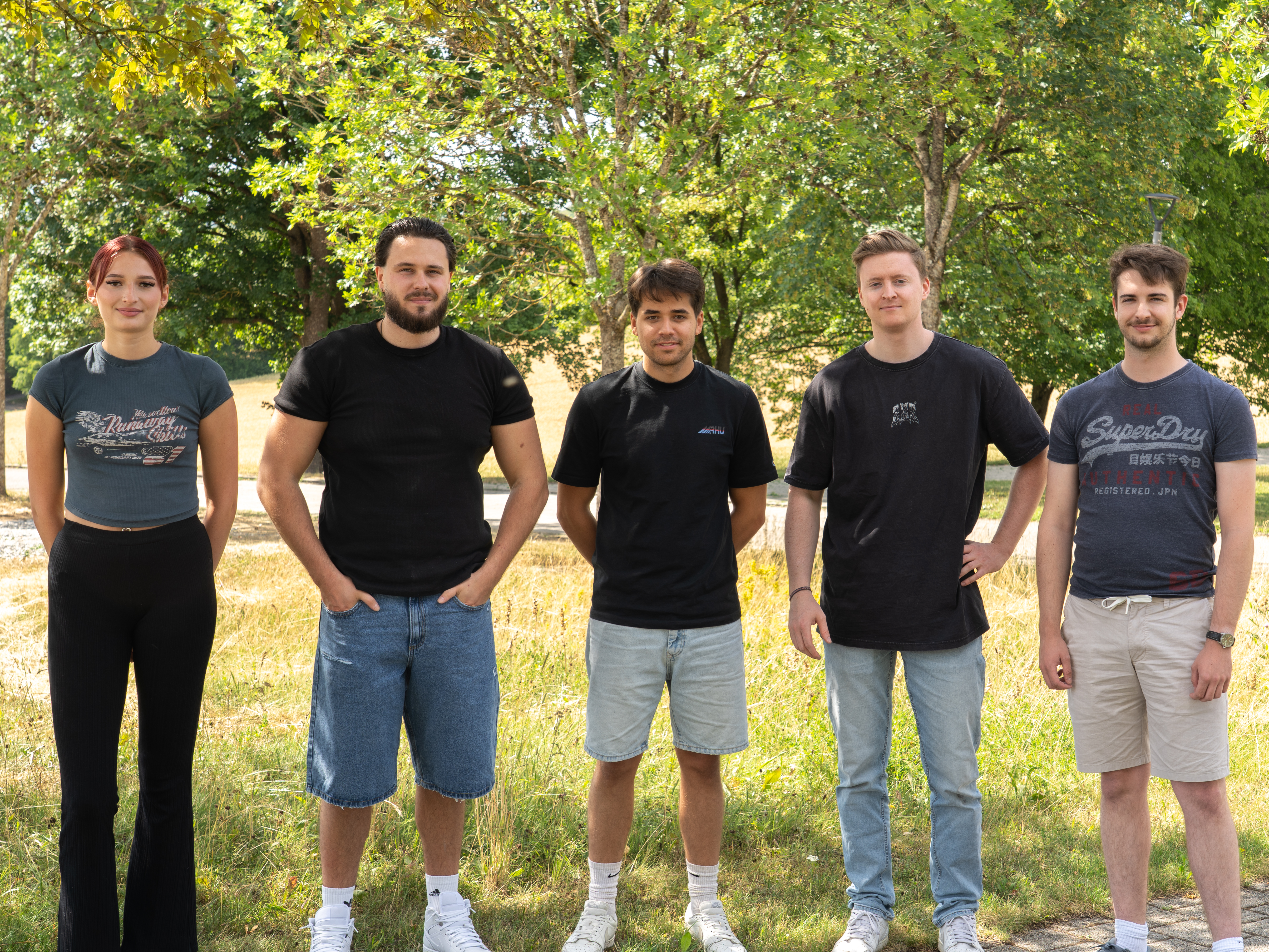 Gruppenfoto der Projektgruppe "Automatisiertes Gewächshaus mit KI-Unterstützung"